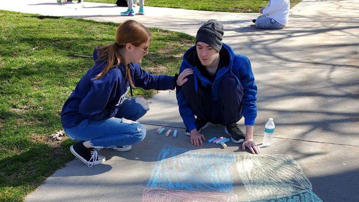 卡森 and Sydney at a sidewalk chalk event through <a href='http://rcd.4dian8.com'>十大网投平台信誉排行榜</a>阿尔图纳分校’s student organization We Are Friends.